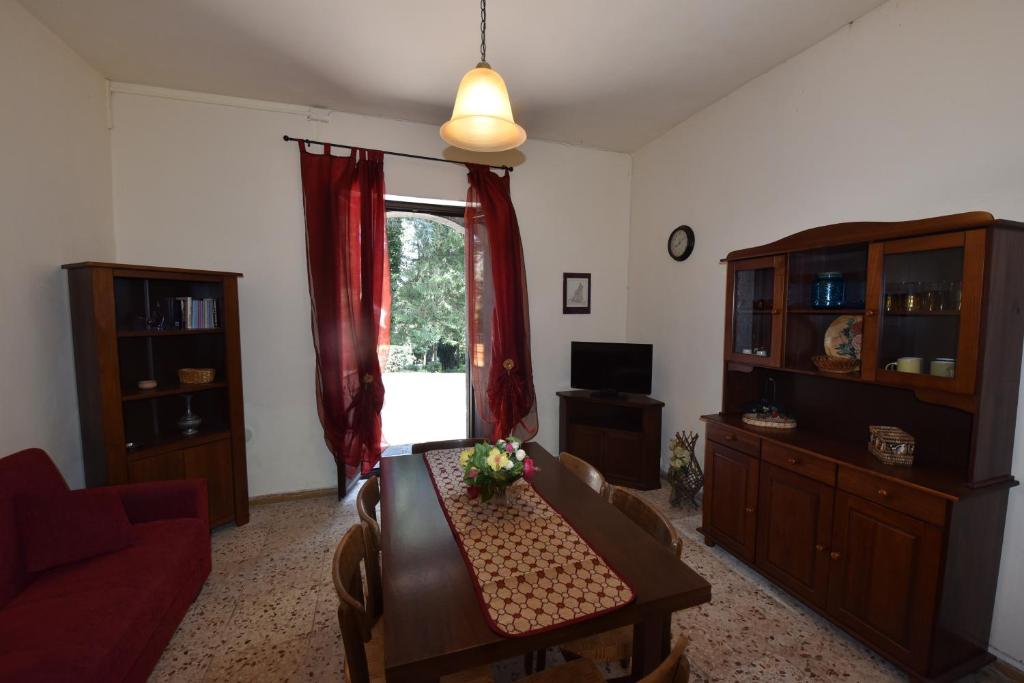 ミーロにあるMilo La Torreのリビングルーム(ソファ、テーブル付)、窓が備わります。