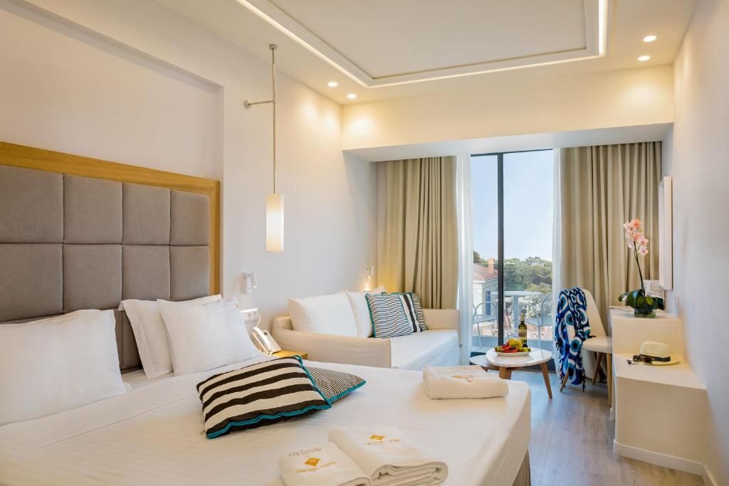 Postel nebo postele na pokoji v ubytování Samian Mare Hotel, Suites & Spa