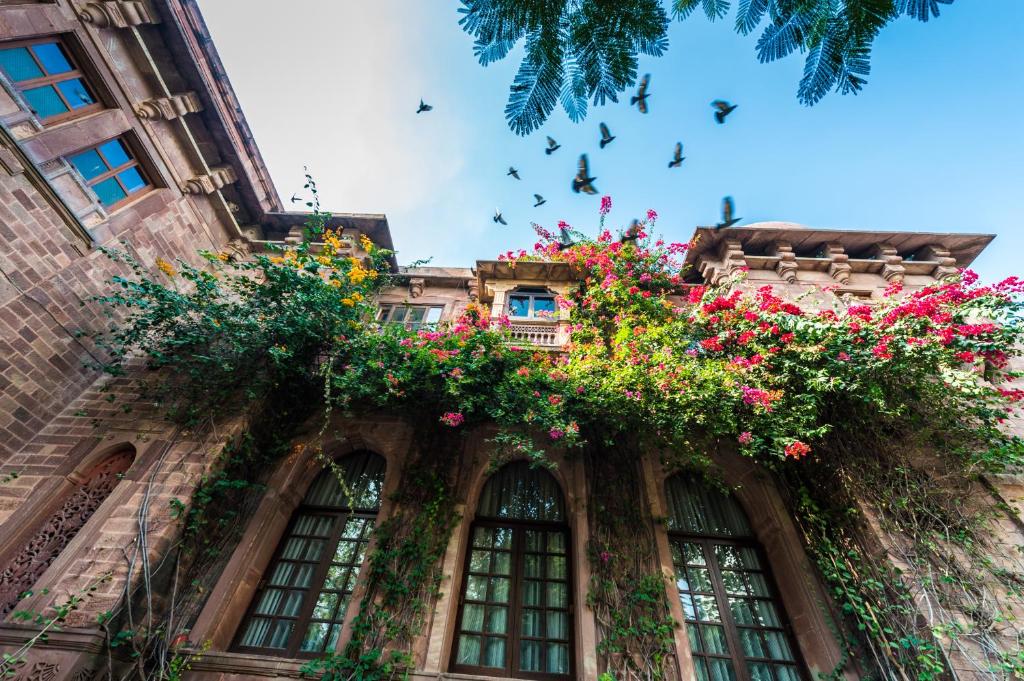 un edificio con un ramo de flores. en Ranbanka Palace, en Jodhpur