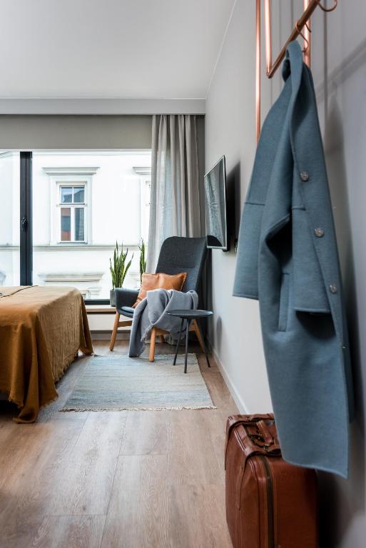 Academia Apartments - Deluxe King Studio