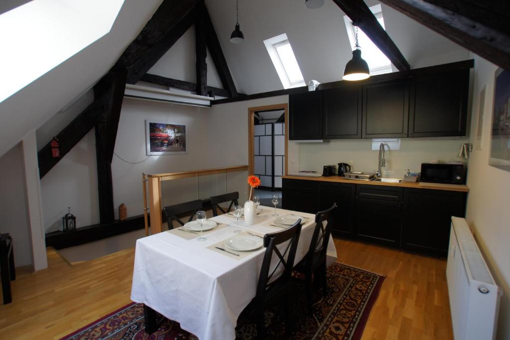una cucina con tavolo e tovaglia bianca di BIT apartments a Lubiana