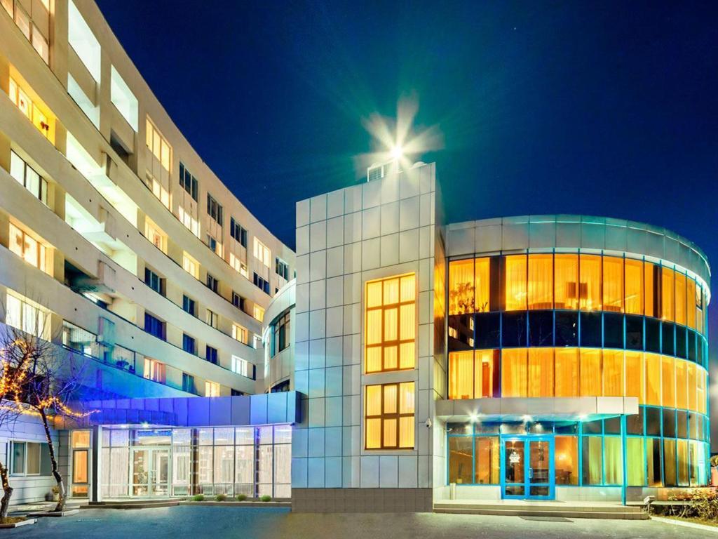 ein Gebäude mit einem Stern drauf in der Unterkunft Black Sea Hotel Kyiv in Kiew