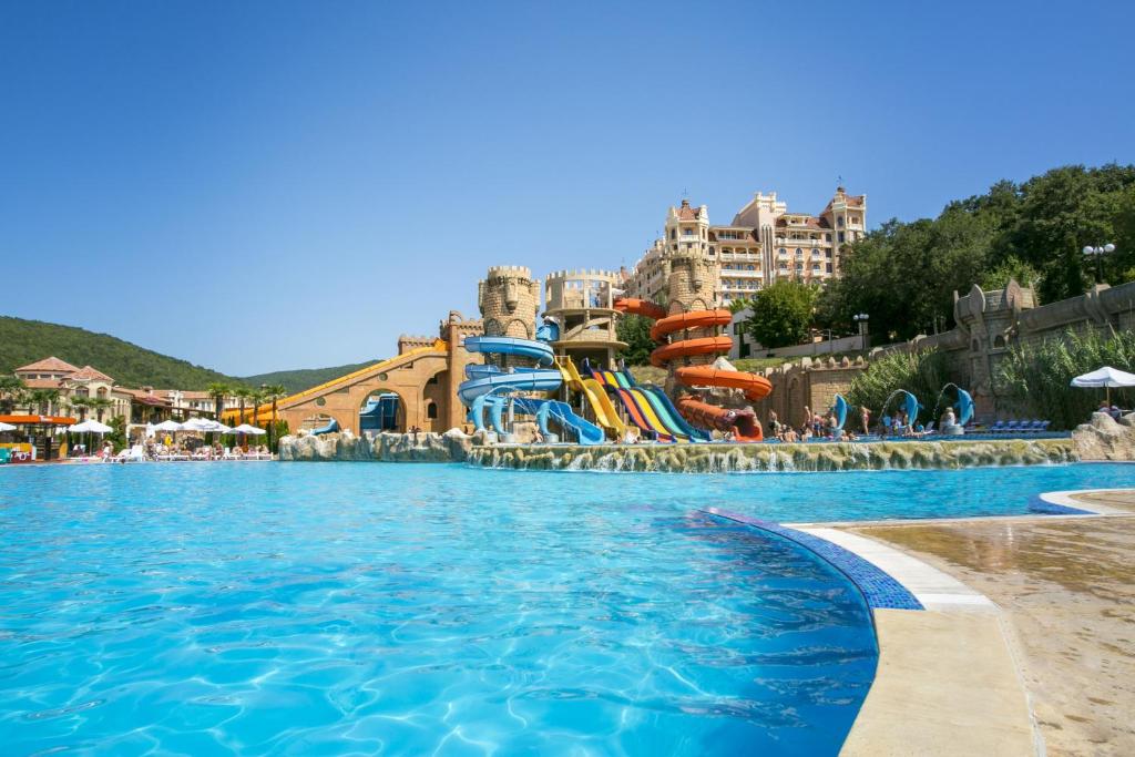 Bazén v ubytování Royal Bay Hotel - All Inclusive nebo v jeho okolí
