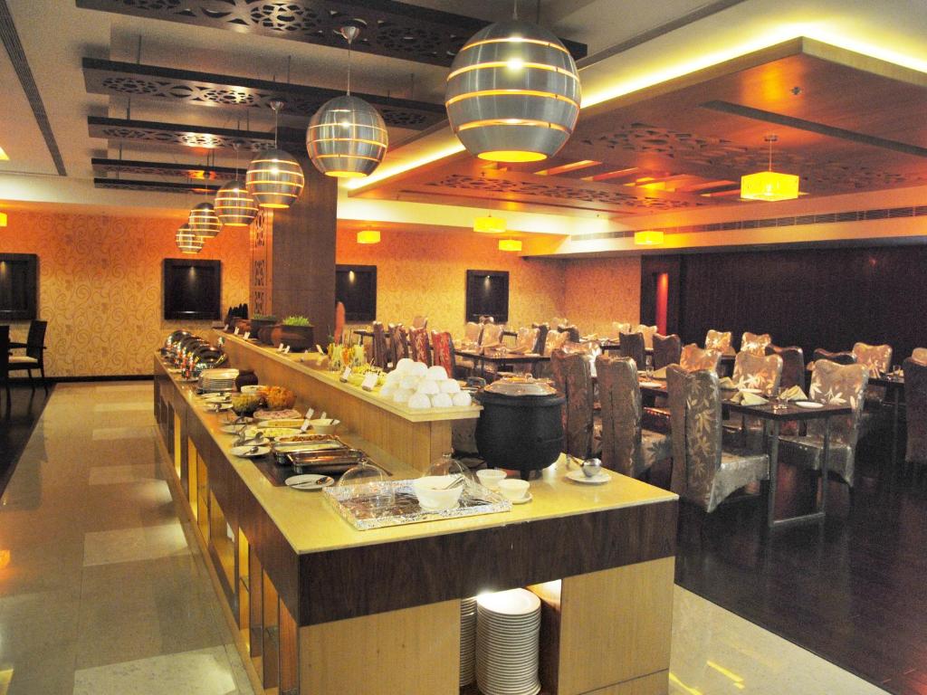 Restaurace v ubytování Fortune Select Grand Ridge, Tirupati - Member ITC Hotels' Group