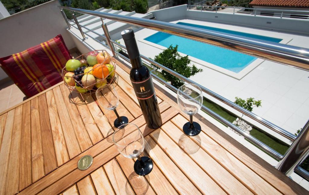 Bazén v ubytování Charming modern house with the new swimming pool - apartment Maya 1 nebo v jeho okolí