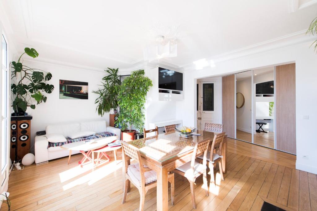 un salon avec une table, des chaises et un canapé dans l'établissement Veeve - By the Palais Royal, à Paris