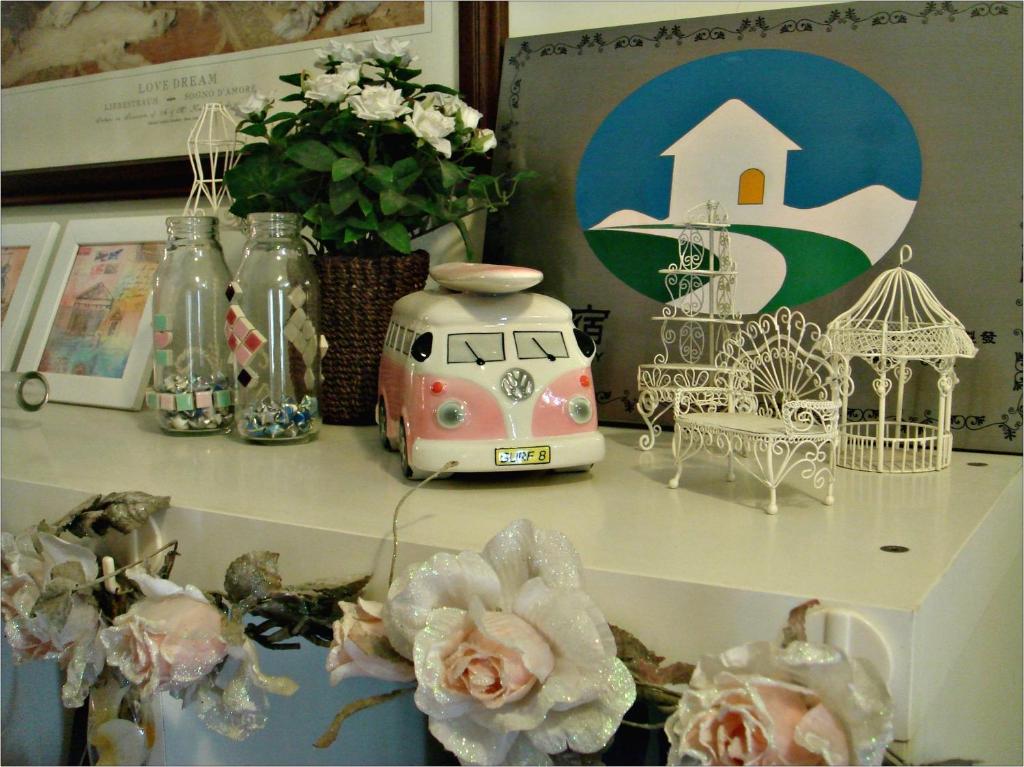 a shelf with a toy car and flowers on it at 晶藍色美人魚 Mermaid Inn in Hualien City