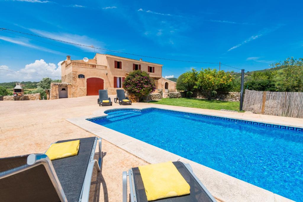 eine Villa mit einem Pool und einem Haus in der Unterkunft Villa SES COMES in Manacor