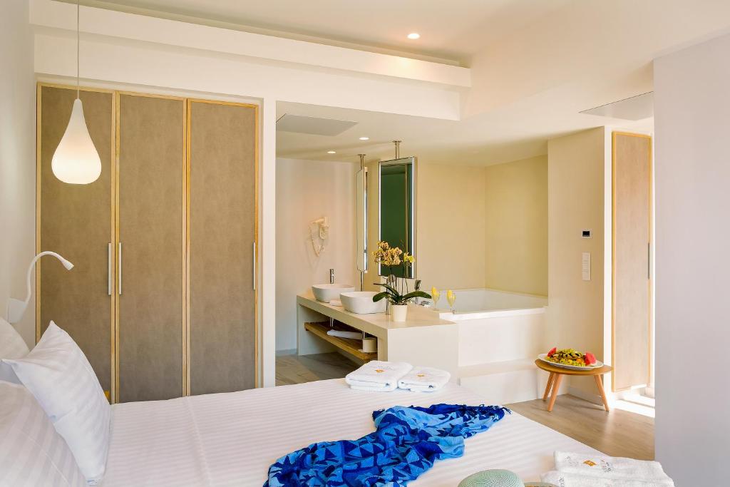 Postel nebo postele na pokoji v ubytování Samian Mare Hotel, Suites & Spa