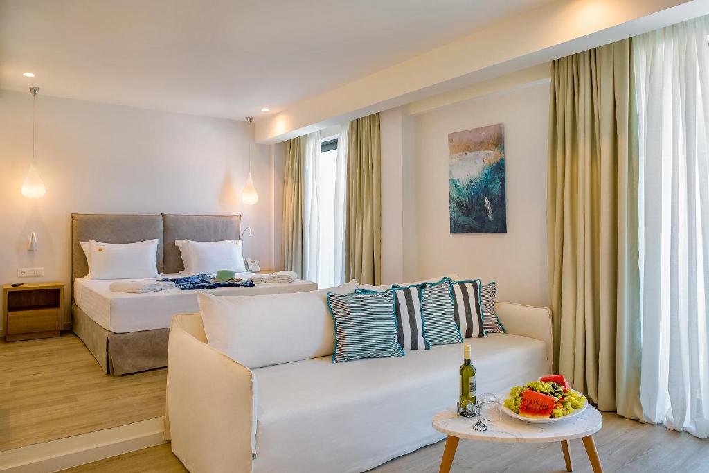 Postel nebo postele na pokoji v ubytování Samian Mare Hotel, Suites & Spa