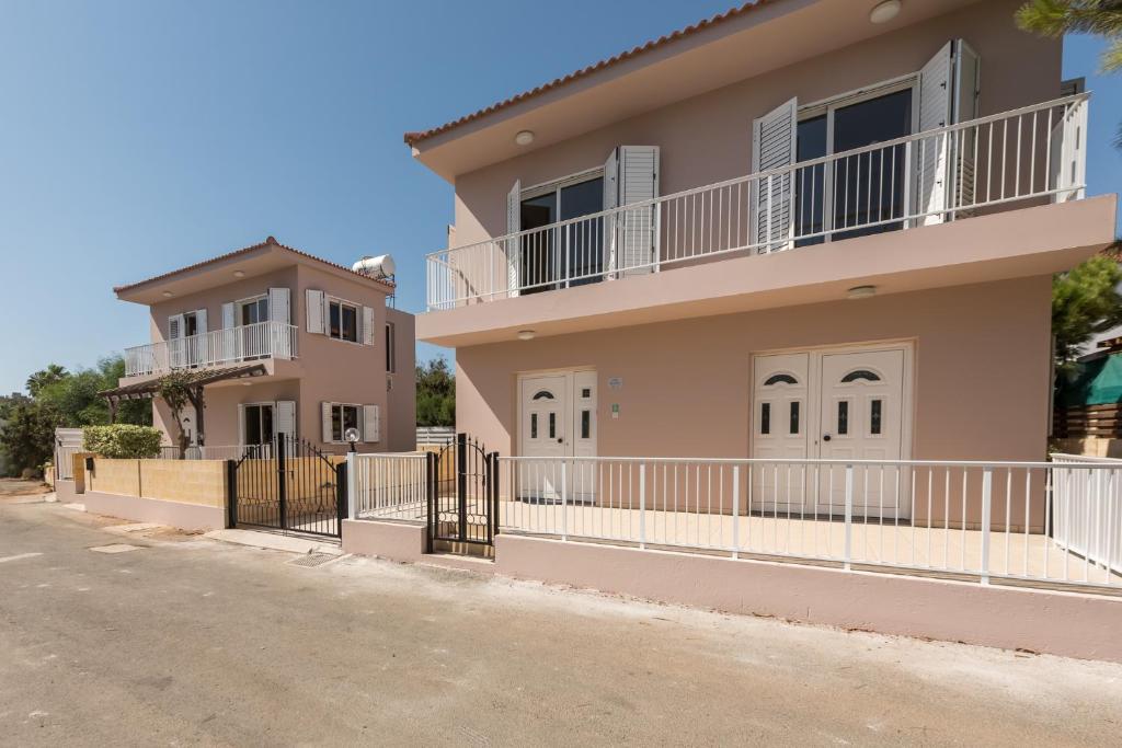 uma casa com uma cerca em frente em Villa Marina em Agia Napa