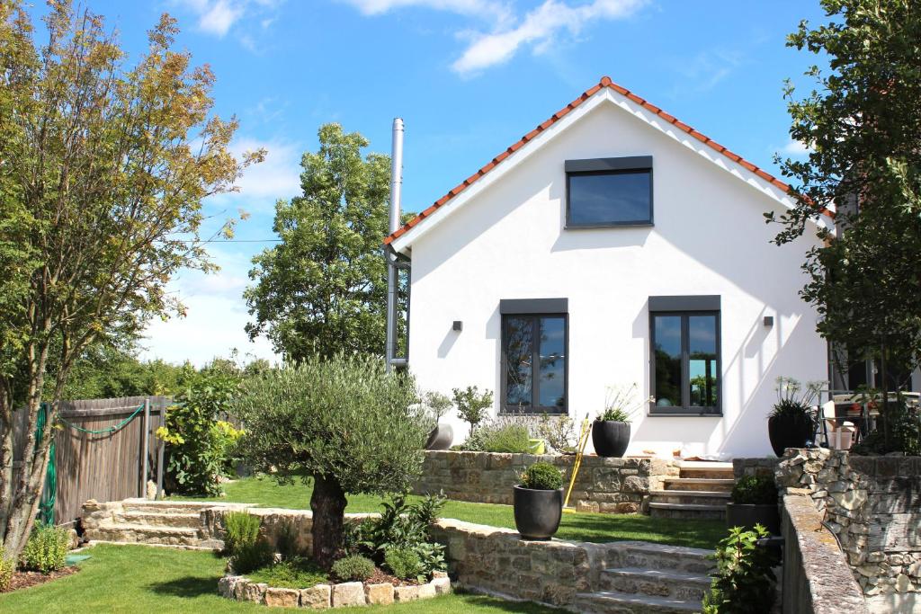 a white house with a garden at Colle Divino in Würzburg