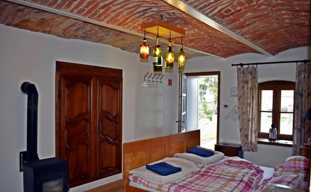 A bed or beds in a room at Bagolyvár Fogadó- Újfalusy Márton Vendégház