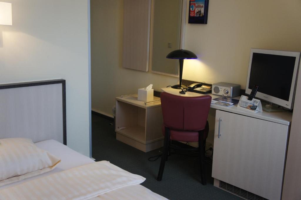 Postel nebo postele na pokoji v ubytování Parkhotel Neubrandenburg