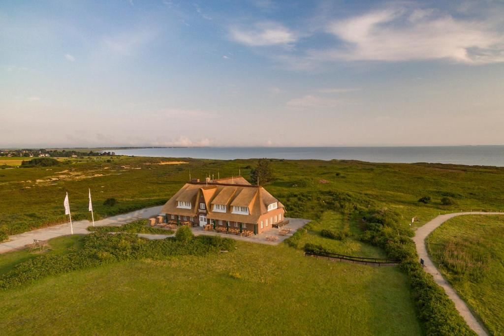 una vista aérea de una casa grande en un campo en Landhaus Severin's Morsum Kliff, en Morsum