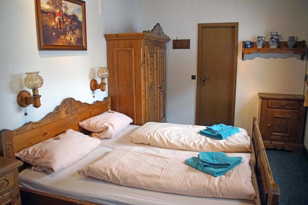 Postel nebo postele na pokoji v ubytování Hotel zur Post limburg Bad camberg