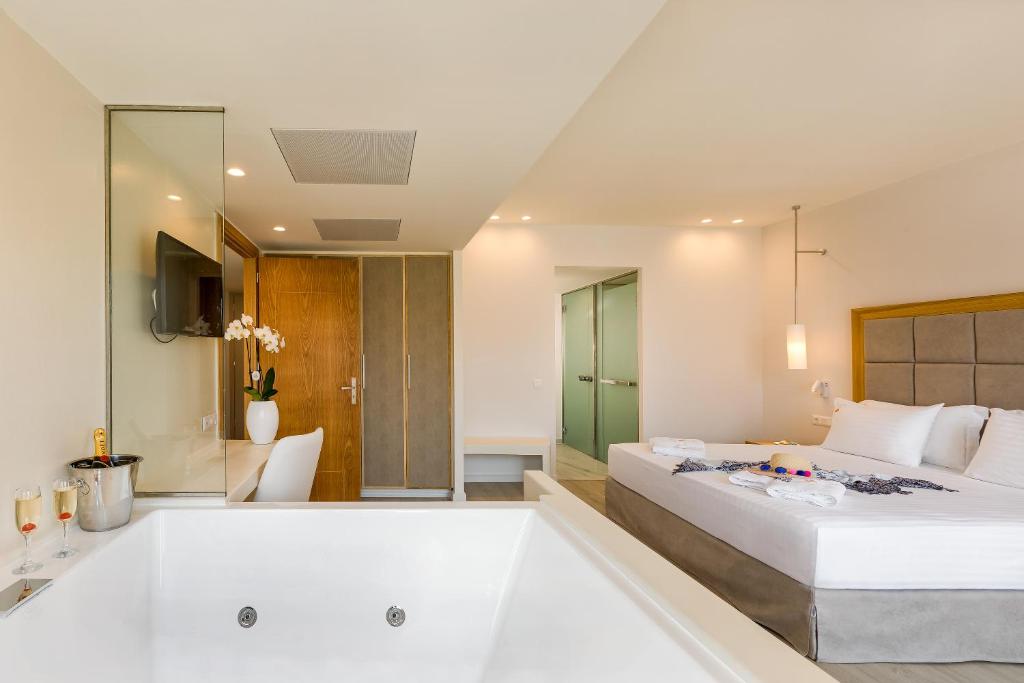 Postel nebo postele na pokoji v ubytování Samian Mare Hotel, Suites & Spa