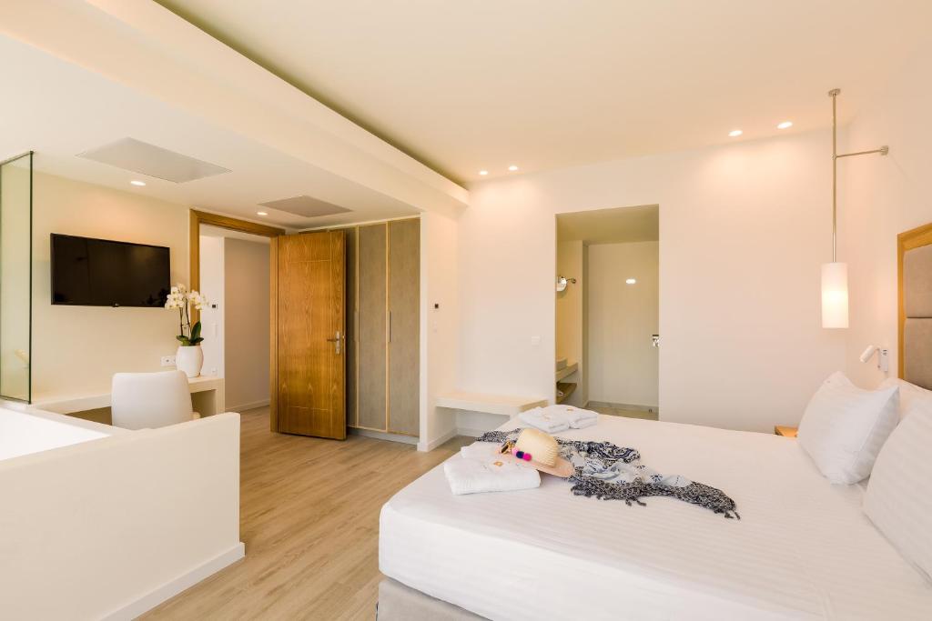 Postel nebo postele na pokoji v ubytování Samian Mare Hotel, Suites & Spa