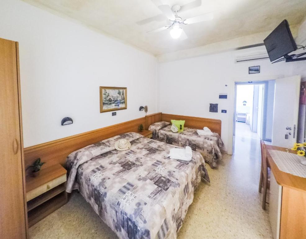 Postel nebo postele na pokoji v ubytování Hotel Trianon