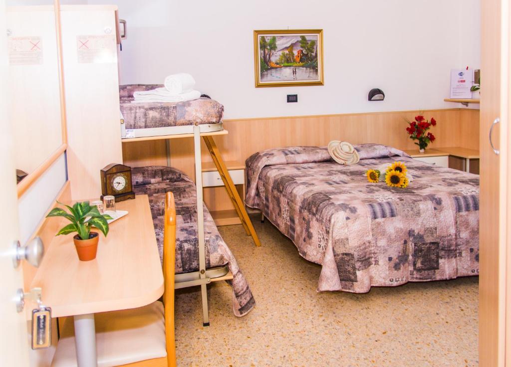 Postel nebo postele na pokoji v ubytování Hotel Trianon