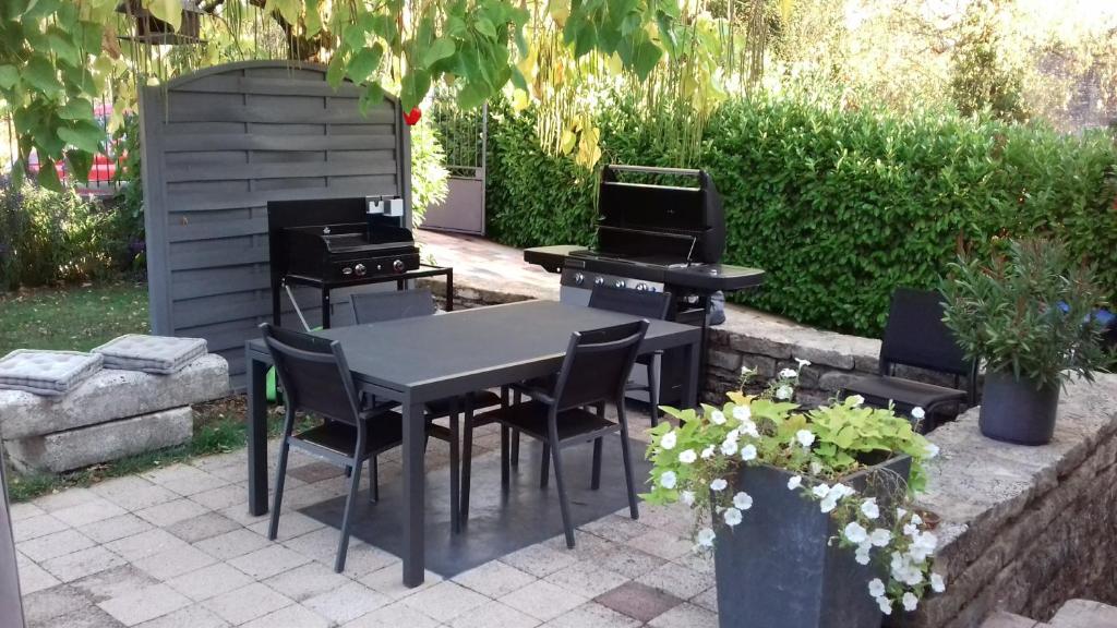 Table de jardin 'Queen' anthracite - L'Incroyable