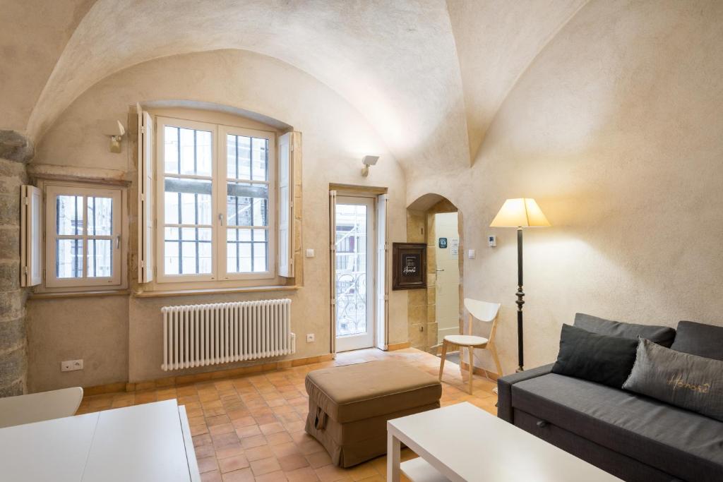 a living room with a couch and a table at Honorê - Suite Romain Rolland in Lyon