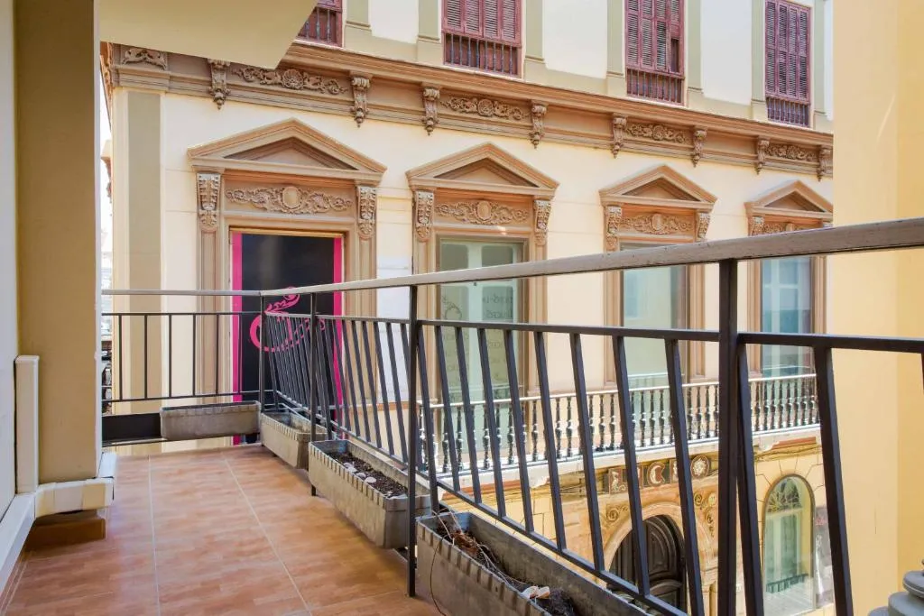 3 dormitorios con balcon junto calle Larios, Málaga, Spania