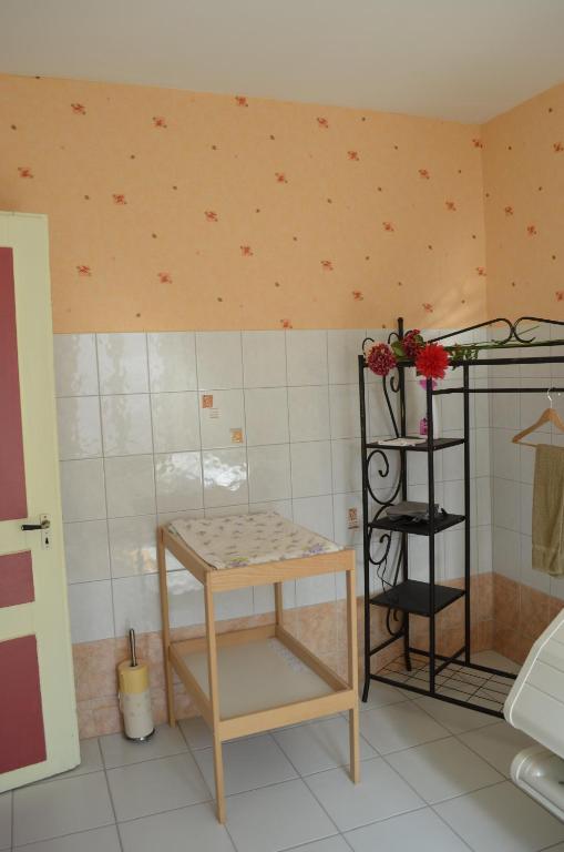 a small room with a table and a shelf at Chambres d'Hotes Le Passiflore in Les Brenets