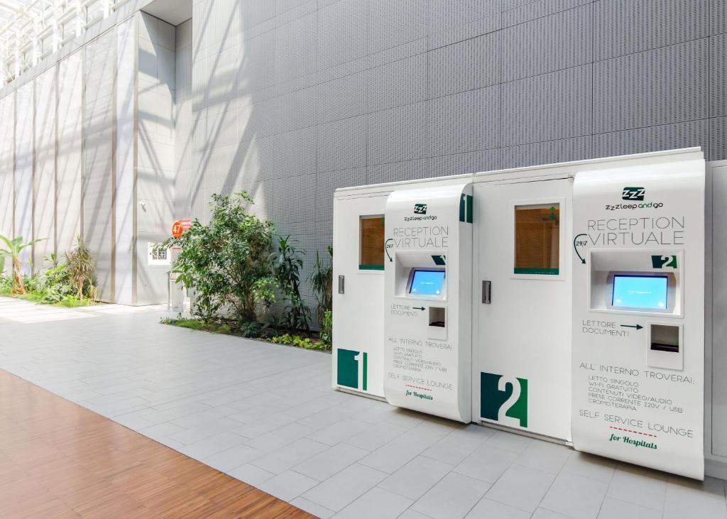 ベルガモにあるResting Pods - ZzzleepandGo BGH Bergamo Hospitalの建物前二台