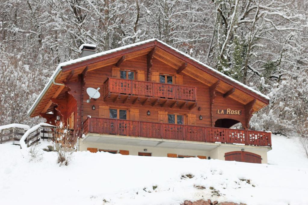 une cabane en rondins dans la neige dans les bois dans l'établissement Chalet La Rose, à Montriond