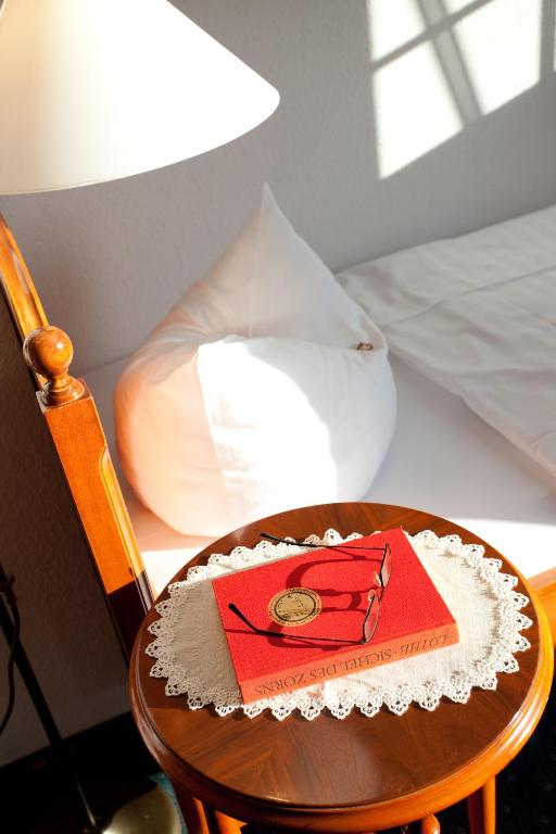 Postel nebo postele na pokoji v ubytování Hotel Stranddistel Rügen