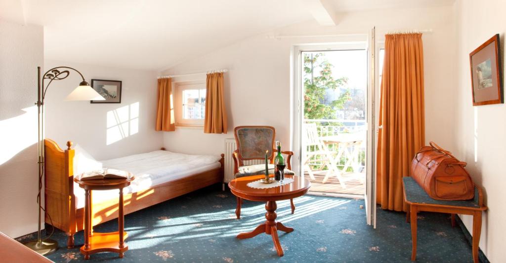 Postel nebo postele na pokoji v ubytování Hotel Stranddistel Rügen