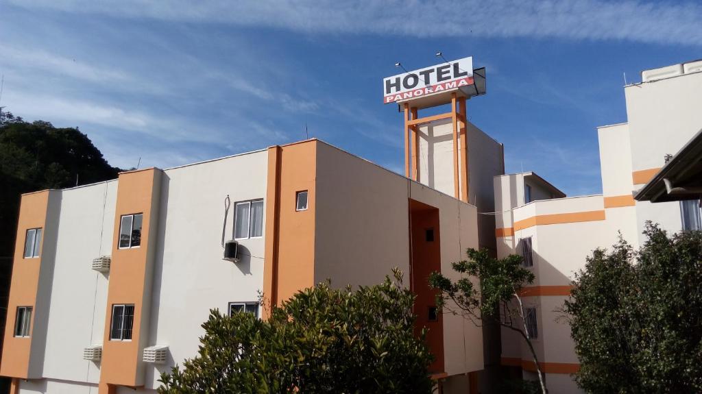 um hotel com uma placa no topo de um edifício em Hotel Panorama em Cabeçudas
