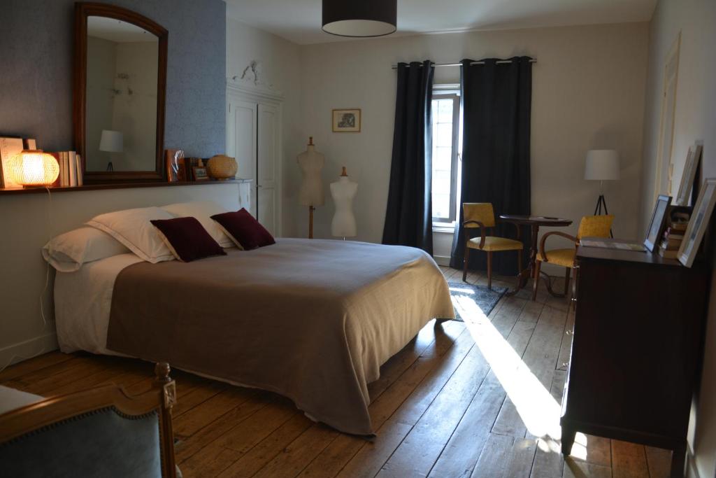 Ainsi de Suites - Chambres &amp; table d&#39;h&ocirc;tes - Spa &amp; massages&#x623F;&#x9593;&#x7684;&#x5E8A;