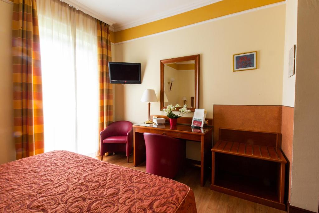 TV a/nebo společenská místnost v ubytování Hotel Il Chiostro by LVG Hotel Collection