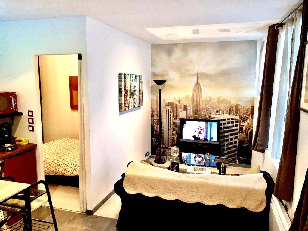 een kamer met een groot raam met uitzicht op een stad bij Lulu Philippe in Saint-Étienne