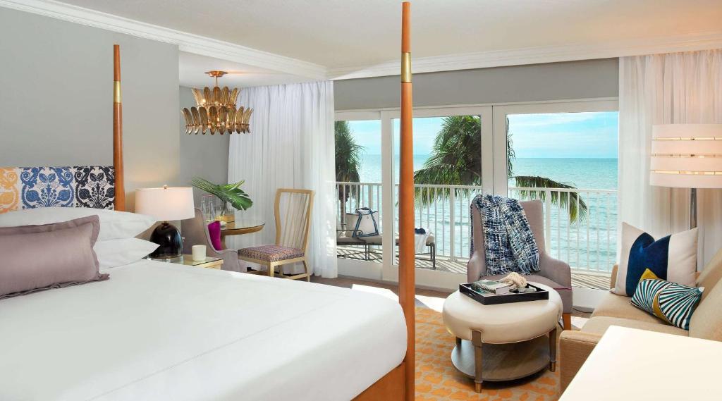 Cama ou camas em um quarto em La Playa Beach & Golf Resort, a Noble House Resort