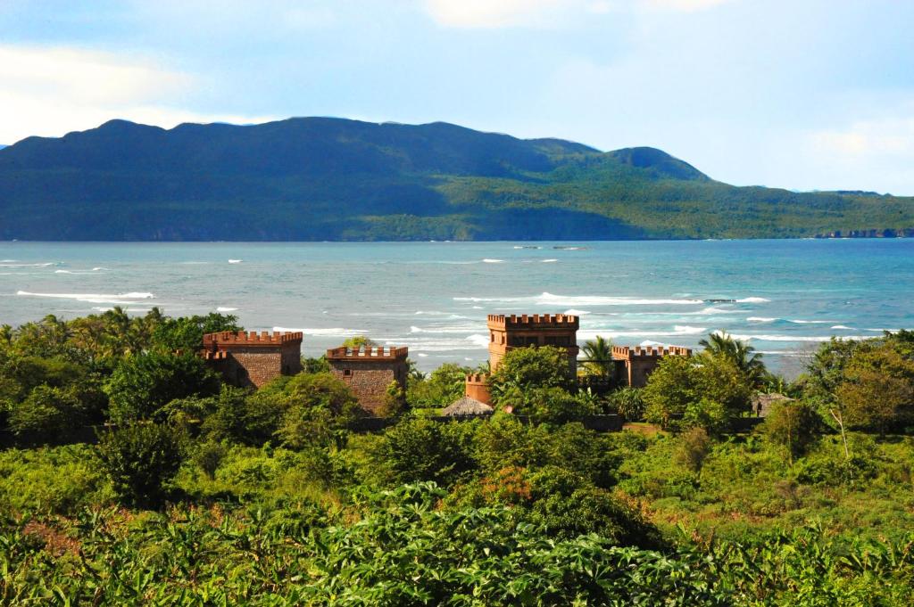 widok na zbiornik wodny z górami w obiekcie El Castillo w mieście Las Galeras