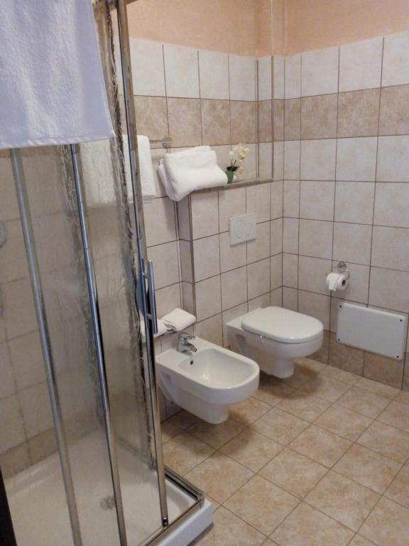A bathroom at AGRITURISMO NIZUR'IN