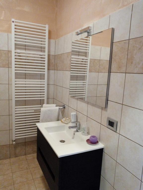 A bathroom at AGRITURISMO NIZUR'IN