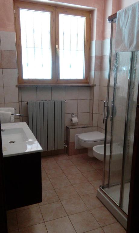 A bathroom at AGRITURISMO NIZUR'IN