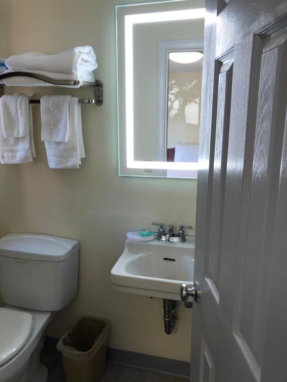 Monticello Motel - Deluxe Queen Room