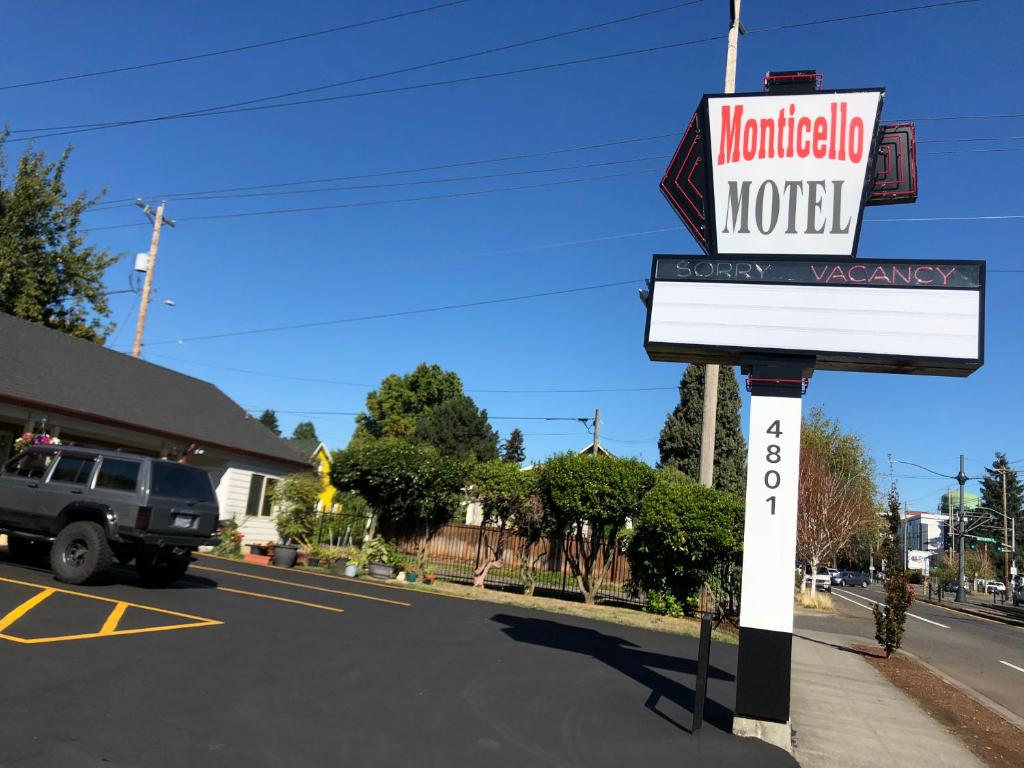 um sinal para um motel ao lado de uma rua em Monticello Motel em Portland
