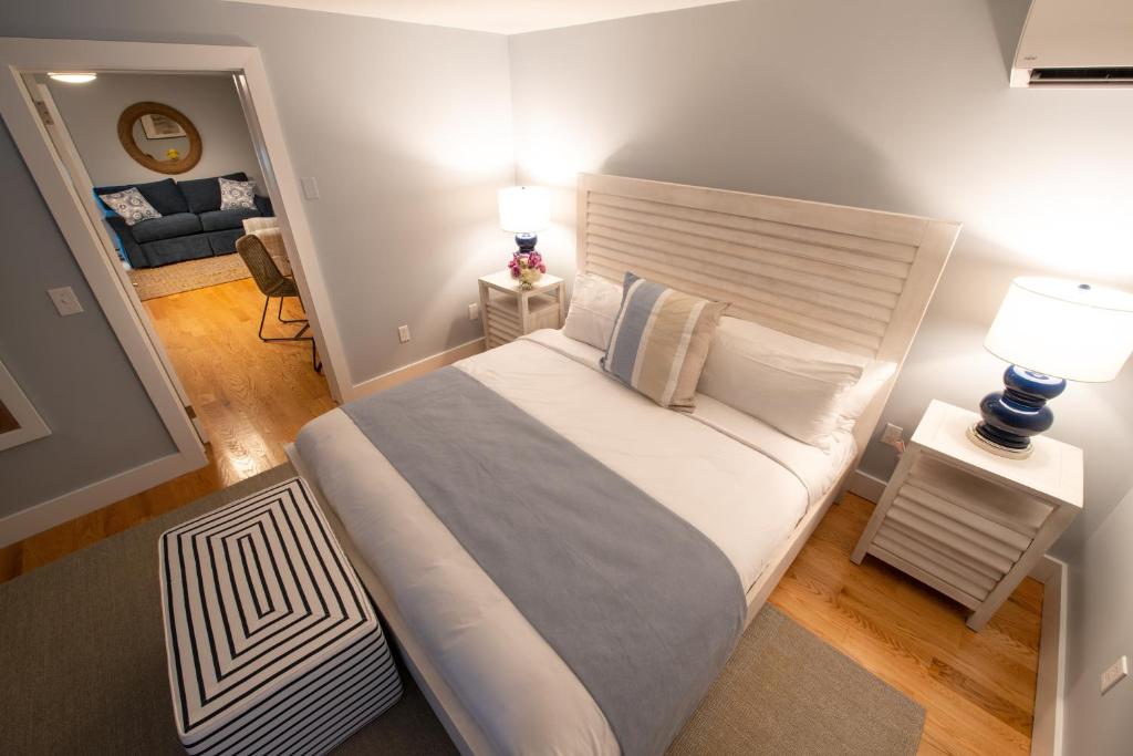 Postel nebo postele na pokoji v ubytování Town & Tide Inn
