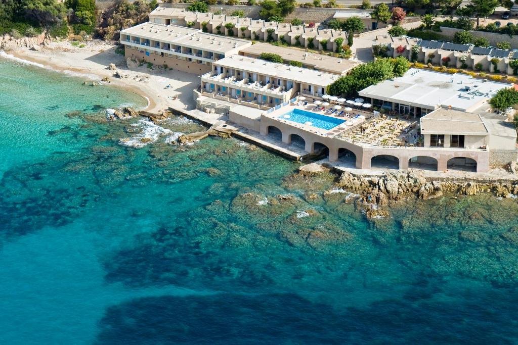 uma vista aérea de um resort e do oceano em Hotel Stella Di Mare em Ajaccio
