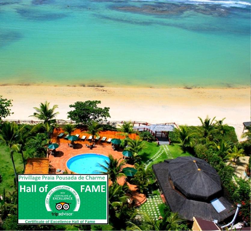 uma vista aérea de um resort com uma praia em Privillage Praia Pousada de Charme em Arraial d'Ajuda