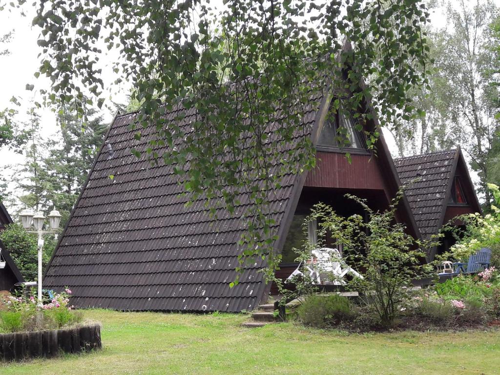 ein Haus mit Efeu auf dem Dach in der Unterkunft Eitzmanns Ferienhauser in Düshorn