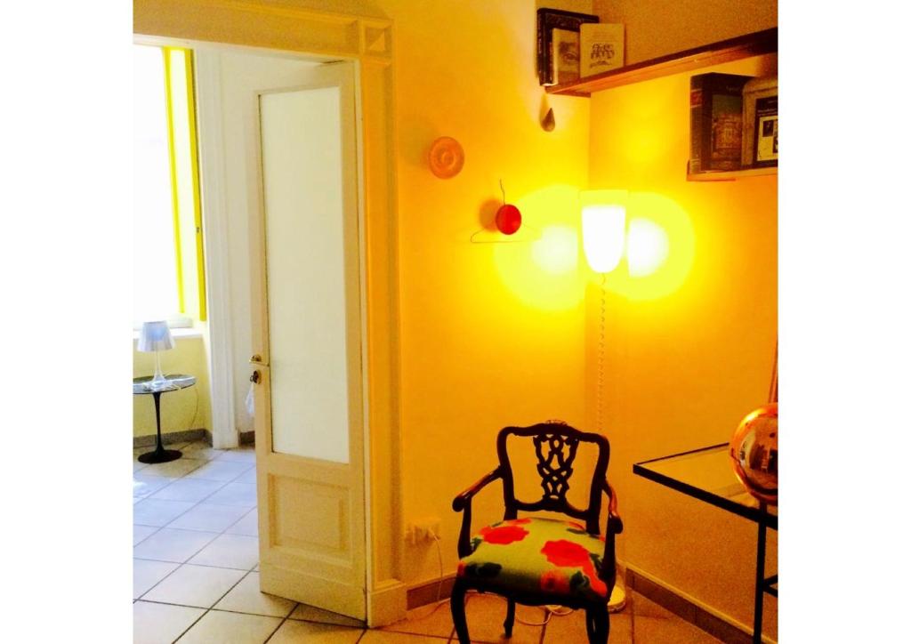 ナポリにあるIn Solitariaの黄色い壁の部屋の椅子