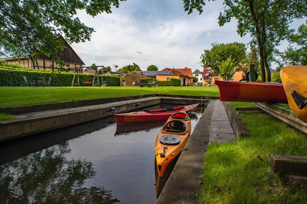 Quelques bateaux sont garés dans un canal dans l'établissement Ferienappartements Am Spreewaldfliess, à Schlepzig