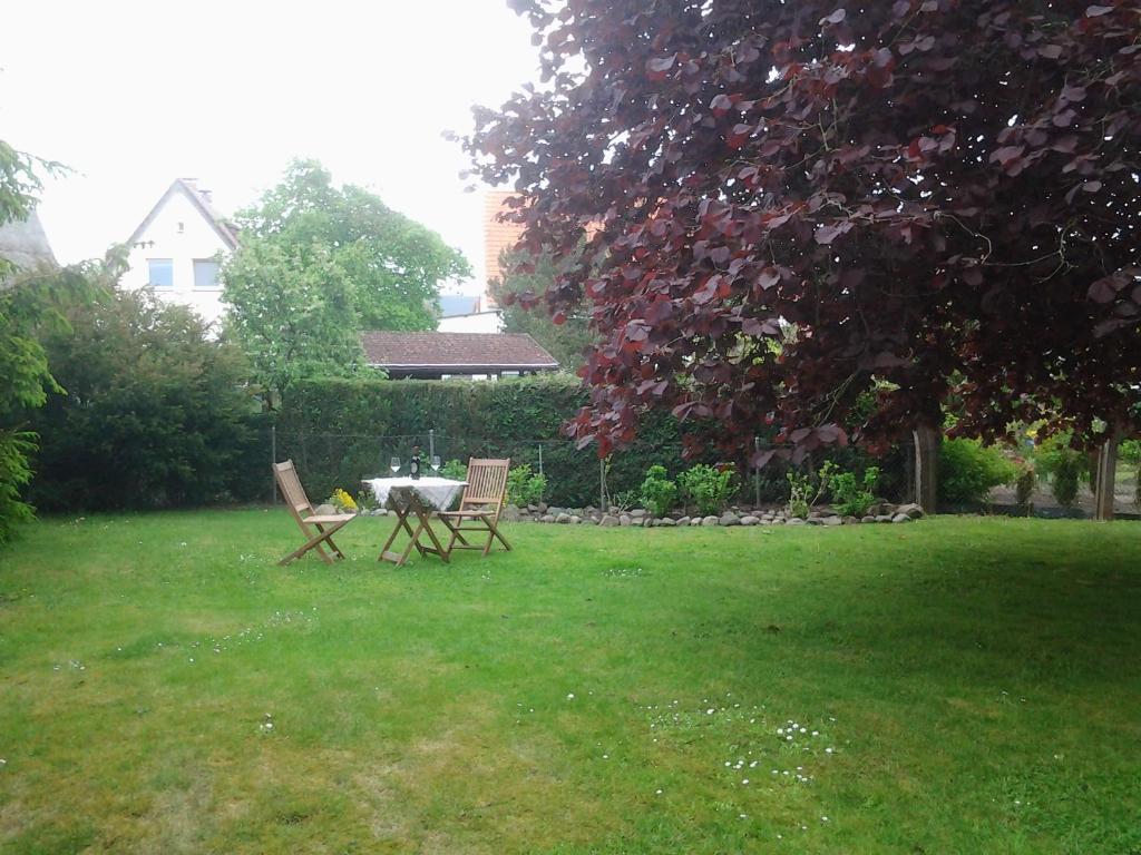 a table and two chairs sitting in a yard at Stadtzentrum , nähe Schloss in Klütz